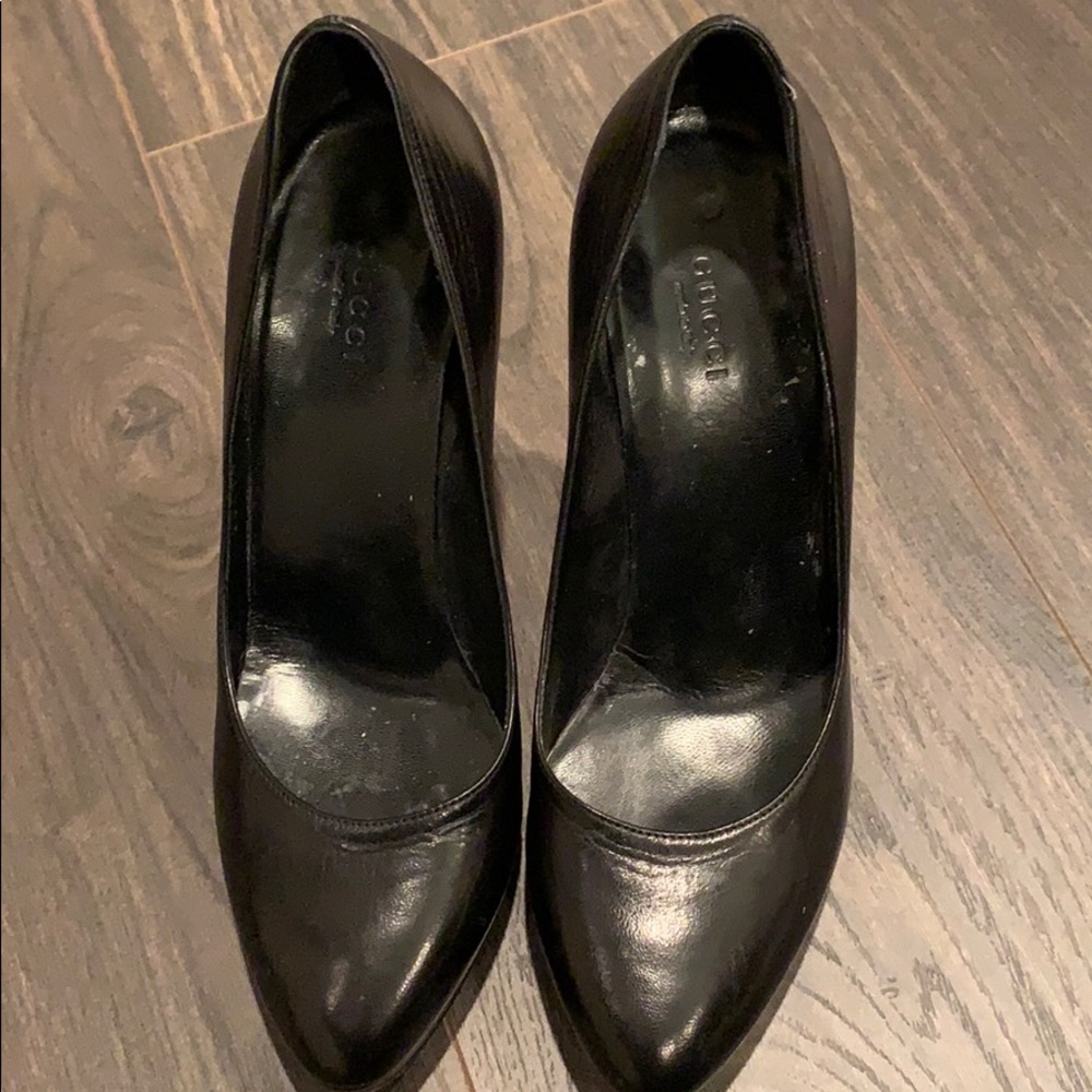 Gucci black leather pump